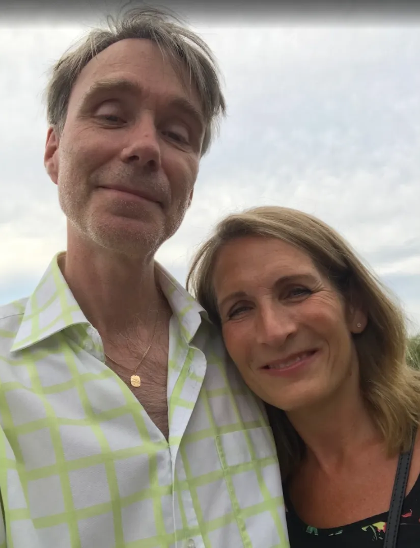 Stefan und Ann-Louise draußen an einem bewölkten Tag